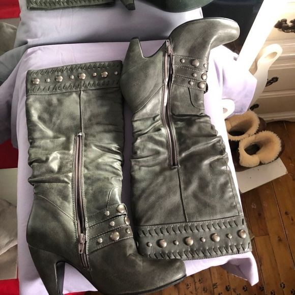 Grey boots - Picture 2 of 9